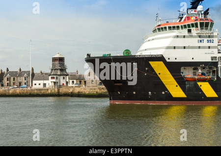 NORTH SEA Öl RIG liefern Schiff übergeben THE OLD Runde HOUSE am NORDHAFEN PIER ABERDEEN SCOTLAND Stockfoto