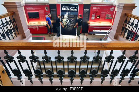 Mühlhausen, Deutschland. 27. Juni 2014. Ein Schild zeigt die Bronzebüste des römisch-ägyptischen Gottes Jupiter Ammon in das kulturhistorische Museum in Mühlhausen, Deutschland, 27. Juni 2014. Es ist Teil der Premanent-Ausstellung, die am 29. Juni nach 2,8 Millionen Euro von Renovierungsarbeiten wieder eröffnet wird. Foto: MARTIN SCHUTT/Dpa/Alamy Live News Stockfoto