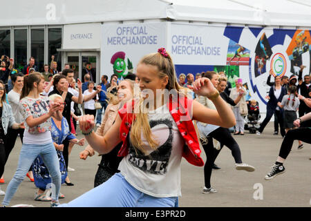 Glasgow, Schottland. 27. Juni 2014. Ein Flashmob der 100 Tänzer kündigt die Eröffnung der offiziellen Spiele waren Superstore von CEO David Grevemberg Credit: ALAN OLIVER/Alamy Live News Stockfoto