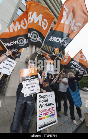 27. Juni 2014 protestieren - London, UK - The GMB Union und LGBT-Aktivisten vor 45 Park Lane Hotel in London. Die Demo wurde aufgrund des Boykotts inszeniert, die in Amerika der Dorchester Hotelkette begann. Die Dorchester-Kette ist im Besitz der Sultan von Brunei, die vor kurzem homophobe eingeführt hat und frauenfeindliche Gesetzgebung in Brunei. (Kredit-Bild: © Lee Thomas/ZUMA Wire/ZUMAPRESS.com) Stockfoto