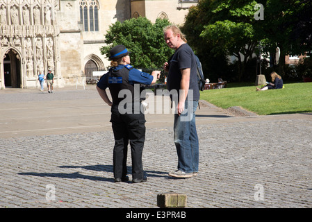 Polizei Community Support Officer im Gespräch mit einem Mitglied der Öffentlichkeit. Exeter Devon England UK Stockfoto