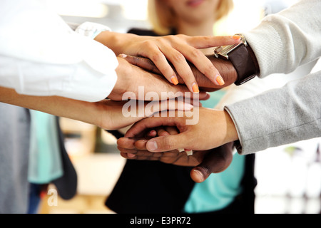 Geschäftsleute, die sich die Hand Stockfoto