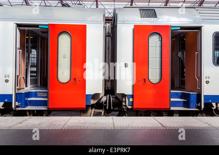 am Bahnhof warten Sie ein Zug mit offenen Türen Stockfoto