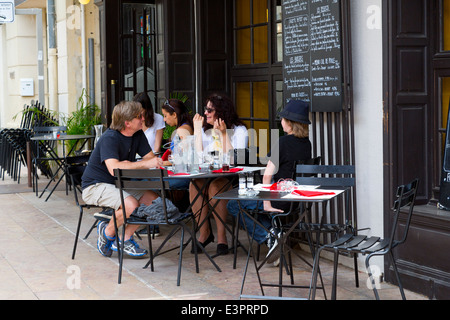 Bistro in der alten Stadt von Avignon, Provence, Frankreich Stockfoto