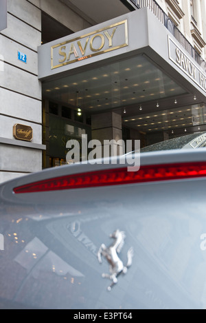 Ein Ferrari vor dem Savoy Luxus Hotel an der Zürcher Bahnhofstrasse geparkt. Stockfoto