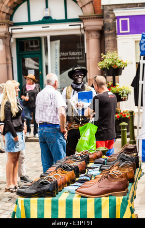 UK, England Lauch, Staffordshire. Schuhe auf dem Tisch Display auf Lauch-Open-Air-Markt, Stockfoto