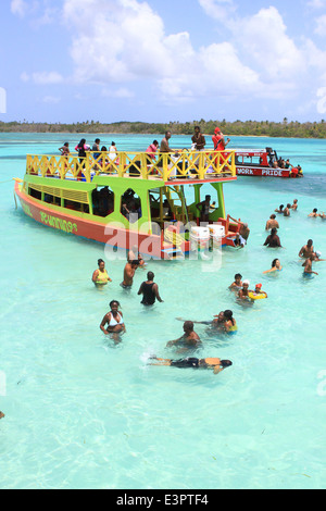 Nylon-Pool, TOBAGO: Glasbodenboot Touren zum Nylon Pool in der Nähe der Insel Tobago in der Karibik. Stockfoto