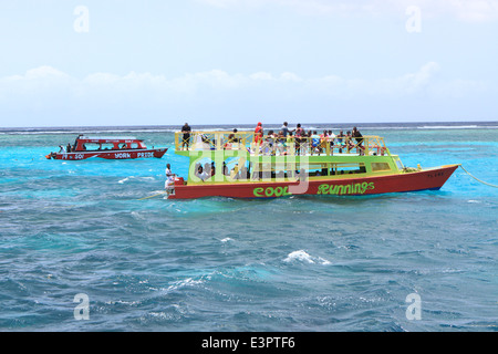 Buccoo Reef, TOBAGO: Touristen besuchen Buccoo Reef auf einem Boot mit Glasboden in der Nähe der Insel Tobago in der Karibik. Stockfoto