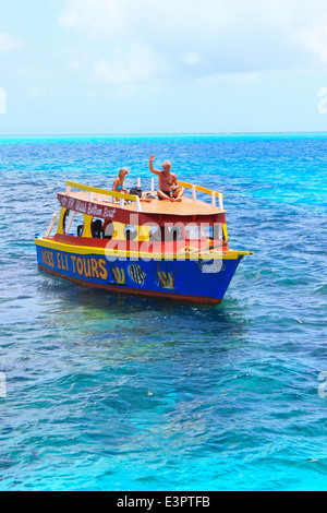 Buccoo Reef, TOBAGO: Touristen besuchen Buccoo Reef auf einem Boot mit Glasboden in der Nähe der Insel Tobago in der Karibik. Stockfoto