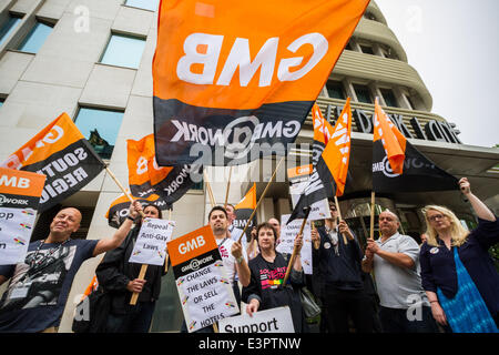 London, UK. 27. Juni 2014. GMB und LGBT protestieren vor Park Lane Hotel in London über homophobe Gesetze Credit: Guy Corbishley/Alamy Live News Stockfoto