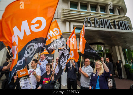 London, UK. 27. Juni 2014. GMB und LGBT protestieren vor Park Lane Hotel in London über homophobe Gesetze Credit: Guy Corbishley/Alamy Live News Stockfoto