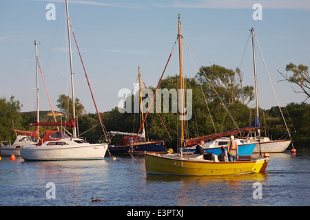 Boote auf dem Fluss Stour am Stadtkai Christchurch, Dorset, Großbritannien an einem Abend im Juni Stockfoto