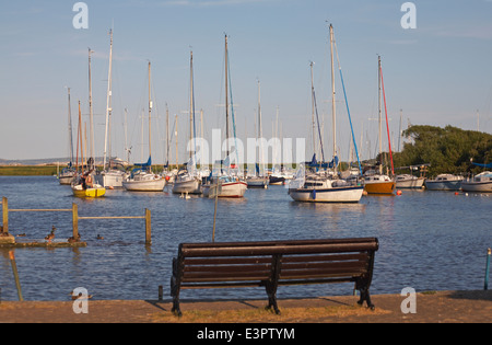 Boote auf dem Fluss Stour am Stadtkai Christchurch, Dorset, Großbritannien an einem Abend im Juni Stockfoto