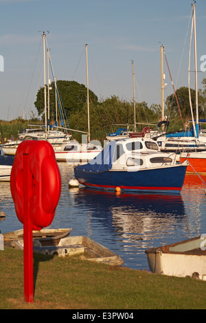 Boote auf dem Fluss Stour am Stadtkai Christchurch, Dorset, Großbritannien an einem Abend im Juni Stockfoto