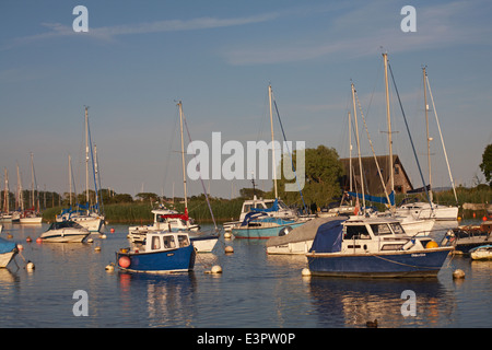 Boote auf dem Fluss Stour am Stadtkai Christchurch, Dorset, Großbritannien an einem Abend im Juni Stockfoto