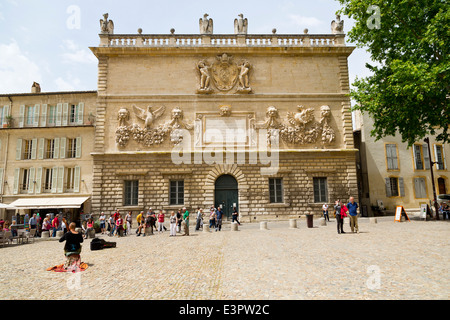 Hôtel des Monnaies auf der Place du Palais des Papes in Avignon, Provence, Frankreich Stockfoto