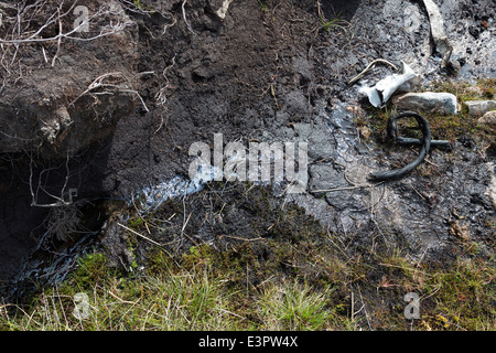 Verschmutzung, Auswaschung aus dem Torf an der Absturzstelle ein Blenheim-Flugzeuge, die hier im Jahr 1938 stürzte. Lunedale County Durham Stockfoto