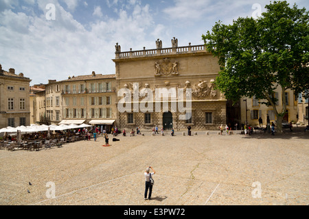 Hôtel des Monnaies auf der Place du Palais des Papes in Avignon, Provence, Frankreich Stockfoto