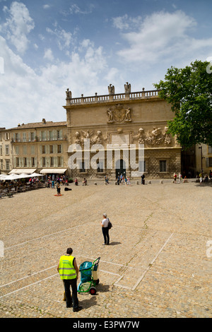 Hôtel des Monnaies auf der Place du Palais des Papes in Avignon, Provence, Frankreich Stockfoto