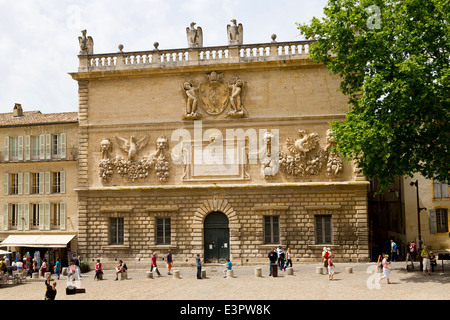 Hôtel des Monnaies auf der Place du Palais des Papes in Avignon, Provence, Frankreich Stockfoto