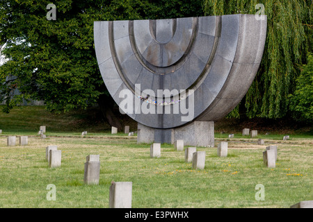 Stein Menorah auf dem jüdischen Friedhof in Terezin, Tschechische Republik Stockfoto