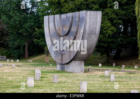 Stein Menorah auf dem jüdischen Friedhof in Terezin, Tschechische Republik Stockfoto