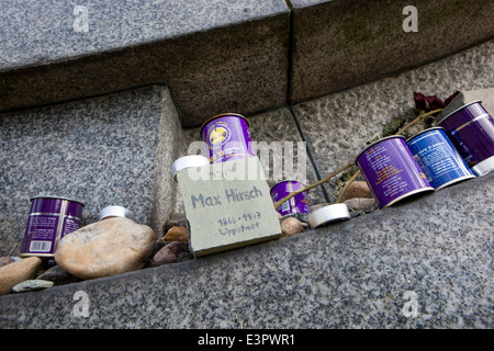 Stein-Menorah auf dem jüdischen Friedhof in Terezin Tschechien Stockfoto