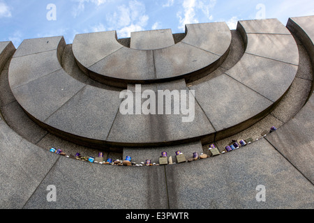 Terezin Memorial, Stein Menorah auf dem jüdischen Friedhof, Tschechische Republik, Europa Stockfoto