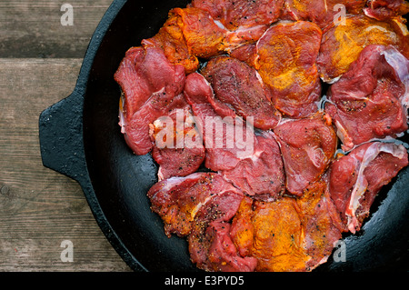 Rohes Fleisch in der Pfanne Stockfoto