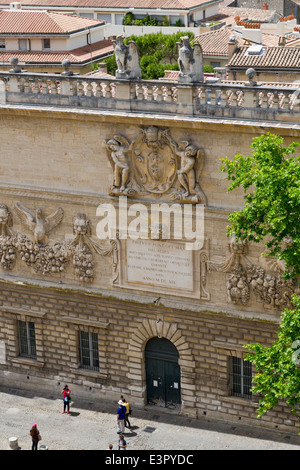 Hôtel des Monnaies auf der Place du Palais des Papes in Avignon, Provence, Frankreich Stockfoto