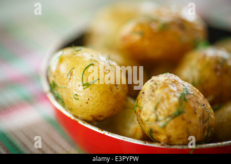 neue Bratkartoffeln in einer Pfanne auf dem Tisch Stockfoto
