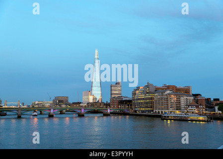 Späte Nachmittagssonne leuchtet auf die Skyline von London. Die Scherbe ist der höchste Wolkenkratzer in Westeuropa. Stockfoto