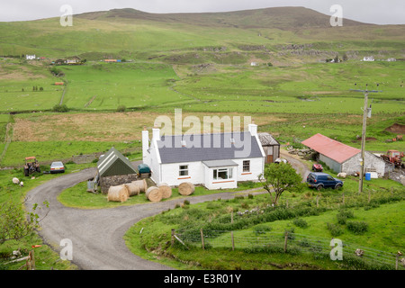 Kleinen traditionellen Croft Bauernhaus auf Bauernhof in ländlicher Gegend-Tal. Fairy Glen, Uig, Isle Of Skye, Schottland, Großbritannien Stockfoto