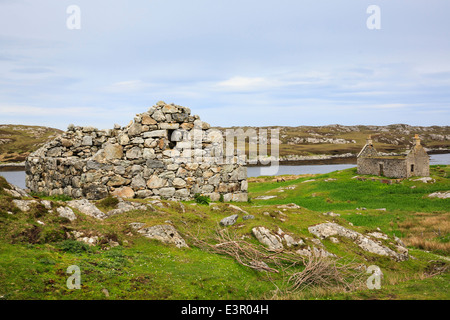 Hebridean Szene mit alten verlassenen Croft Cottage von Loch Sgioport South Uist äußeren Hebriden Western Isles Schottland UK Großbritannien Stockfoto