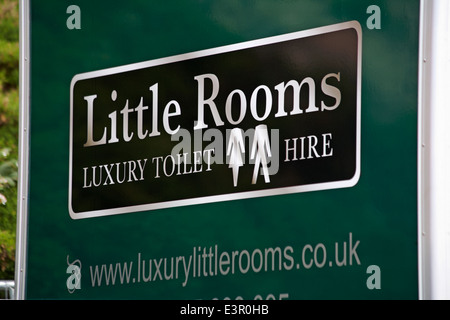 Kleine Zimmer Luxus-wc-Miete - Schild auf tragbaren Toiletten an der Bournemouth Promenade für Hochzeitsfeiern - Bournemouth, Dorset UK Stockfoto