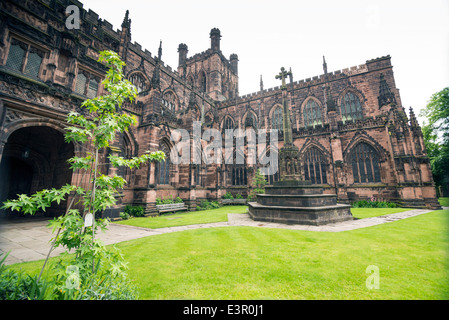 Äußere Chester Cathedral an einem regnerischen Tag Stockfoto