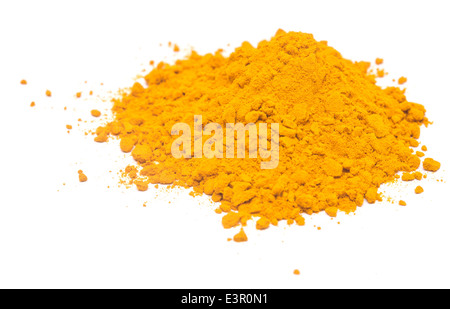 Haufen von Currypulver isoliert auf weißem Hintergrund Stockfoto