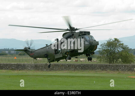 Stirling, Schottland. 27. Juni 2014. Die Royal Navy bereiten für 2014 Armed Forces Day in Stirling, Schottland. Royal Navy Sea King Hubschrauber Landung während der Proben heute Freitag, 27. Juni 2014. Bildnachweis: PAUL DOMANSKI/Alamy Live-Nachrichten Stockfoto