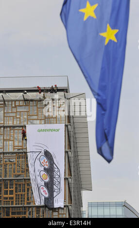 (140627)--Brüssel, 27. Juni 2014 (Xinhua)--Mitglieder der Gruppe Greenpeace entfalten einen riesigen Banner außerhalb eine neue EU-Gebäude am zweiten Tag von einem EU-Gipfel in Brüssel, Hauptstadt von Belgien, 27. Juni 2014. Greenpeace beschuldigt europäischen Energieunternehmen Betankung der EU Abhängigkeit von Energieimporten. (Xinhua / Ye Pingfan) Stockfoto