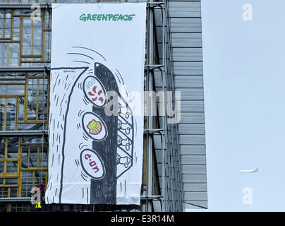 (140627)--Brüssel, 27. Juni 2014 (Xinhua)--Mitglieder der Gruppe Greenpeace entfalten einen riesigen Banner außerhalb eine neue EU-Gebäude am zweiten Tag von einem EU-Gipfel in Brüssel, Hauptstadt von Belgien, 27. Juni 2014. Greenpeace beschuldigt europäischen Energieunternehmen Betankung der EU Abhängigkeit von Energieimporten. (Xinhua / Ye Pingfan) Stockfoto