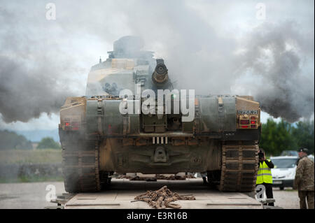 Britische Armee Main Battle Tank, eine Chalenger 2, umgeben von Plooms von Rauch beim Motor starten. Stockfoto