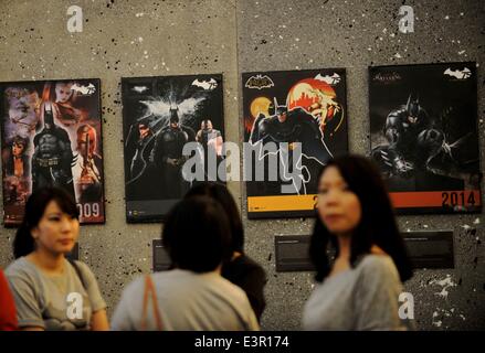 (140627)--JAKARTA, 27. Juni 2014 (Xinhua)--Menschen stehen vor Bilder der Animation Charakter von Batman in einem Shopping Center als Teil von Batman 75. Jubiläums-Ausstellung in Jakarta, Indonesien, 27. Juni 2014. (Xinhua/Agung Kuncahya B.) Stockfoto