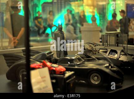 (140627)--JAKARTA, 27. Juni 2014 (Xinhua)--Foto aufgenommen am 27. Juni 2014 zeigt einen Spielzeug Animation Charakter von Batman in einem Shopping Center als Teil von Batman angezeigt 75. Stadtbefreiung Ausstellung in Jakarta, Indonesien. (Xinhua/Agung Kuncahya B.) Stockfoto