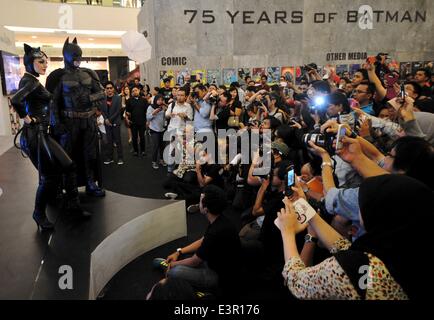 (140627)--JAKARTA, 27. Juni 2014 (Xinhua)--Menschen Fotografieren eines Mannes in Kostümen der Animation Charakter von Batman in einem Shopping Center als Teil von Batman 75. Jubiläums-Ausstellung in Jakarta, Indonesien, 27. Juni 2014. (Xinhua/Agung Kuncahya B.) Stockfoto