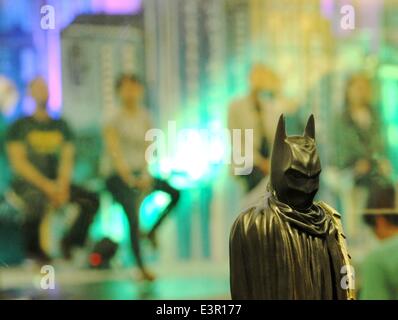 (140627)--JAKARTA, 27. Juni 2014 (Xinhua)--Foto aufgenommen am 27. Juni 2014 zeigt einen Spielzeug Animation Charakter von Batman in einem Shopping Center als Teil von Batman angezeigt 75. Jubiläums-Ausstellung in Jakarta, Indonesien. (Xinhua/Agung Kuncahya B.) Stockfoto