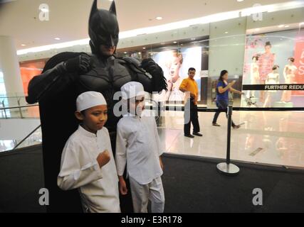 (140627)--JAKARTA, 27. Juni 2014 (Xinhua)--Kinder darstellen, mit einem Mann in Kostümen der Animation Charakter von Batman in einem Shopping Center als Teil von Batman 75. Jubiläums-Ausstellung in Jakarta, Indonesien, 27. Juni 2014. (Xinhua/Agung Kuncahya B.) Stockfoto