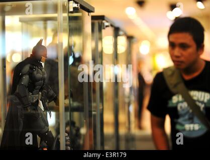 (140627)--JAKARTA, 27. Juni 2014 (Xinhua)--A Mann schaut auf ein Spielzeug Animation Charakter von Batman in einem Shopping Center als Teil von Batman angezeigt 75. Jubiläums-Ausstellung in Jakarta, Indonesien, 27. Juni 2014. (Xinhua/Agung Kuncahya B.) Stockfoto