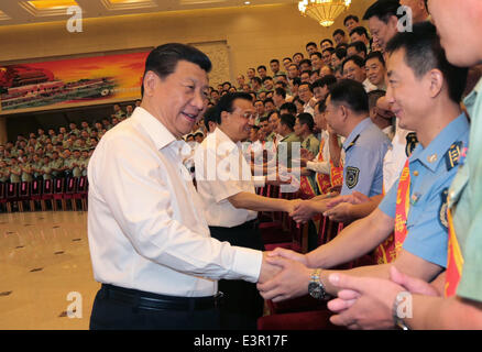 (140627)--Peking, 27. Juni 2014 (Xinhua)--chinesische Führungskräfte Xi Jinping, Li Keqiang und Zhang Gaoli Treffen mit Vertretern, die Teilnahme an einer nationalen Tagung am Frontier und Küste Verteidigung in Peking, China, 27. Juni 2014.  (Xinhua/Li Gang) (Hdt) Stockfoto