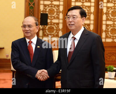 (140627)--Peking, 27. Juni 2014 (Xinhua)--Zhang Dejiang (R), Vorsitzender des ständigen Ausschusses des chinesischen nationalen Volkskongresses, trifft sich mit Myanmar Präsident U Thein Sein in Peking, China, 27. Juni 2014.   (Xinhua/Liu Jiansheng) (Hdt) Stockfoto