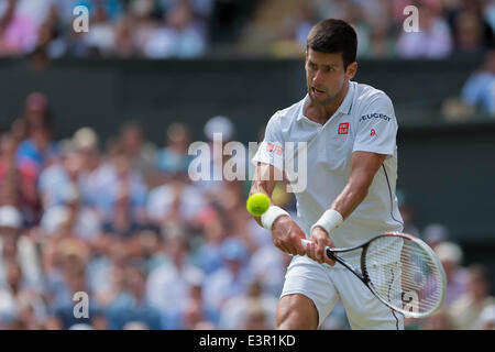 London, UK. 27. Juni 2014. Wimbledon Tennis Championships Novak Djokovic Serbien in Aktion gegen Gilles Simon von Frankreich in Tag fünf Männer Singles dritten Vorrundenspiel bei den Wimbledon Tennis Championships auf The All England Lawn Tennis Club in London, Vereinigtes Königreich. Bildnachweis: Aktion Plus Sport/Alamy Live-Nachrichten Stockfoto